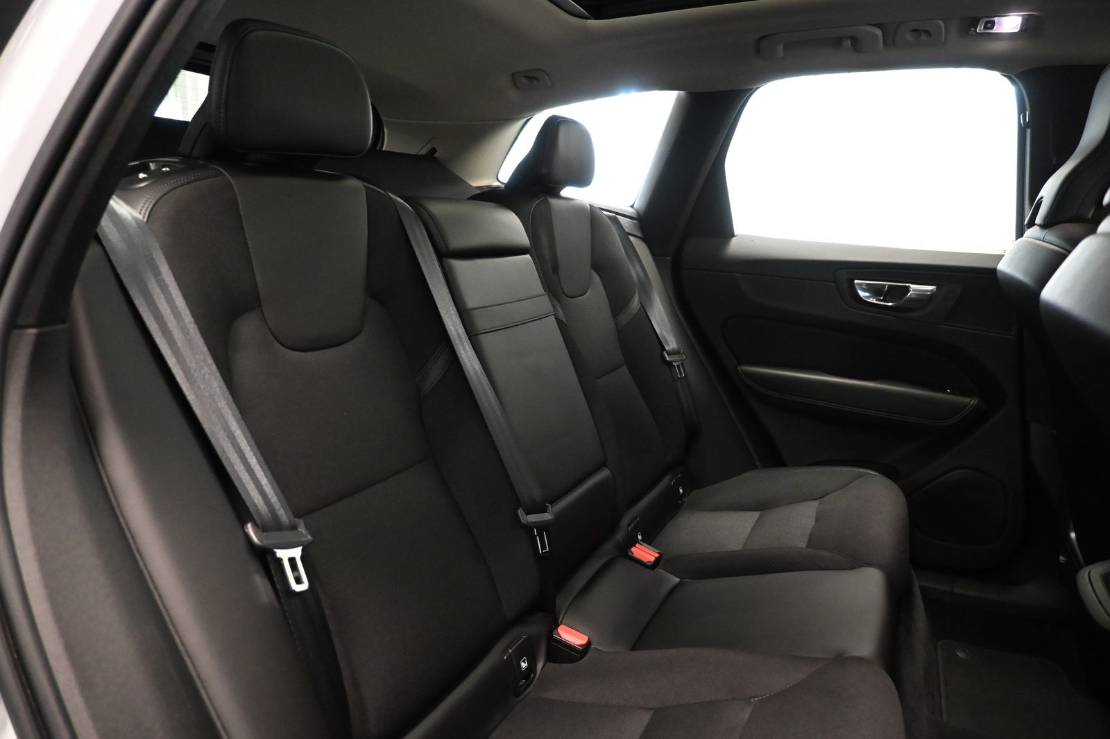 Volvo XC60 Momentum 2WD *LED *PDC *PANO *AHK *VIRTUAL foto 17