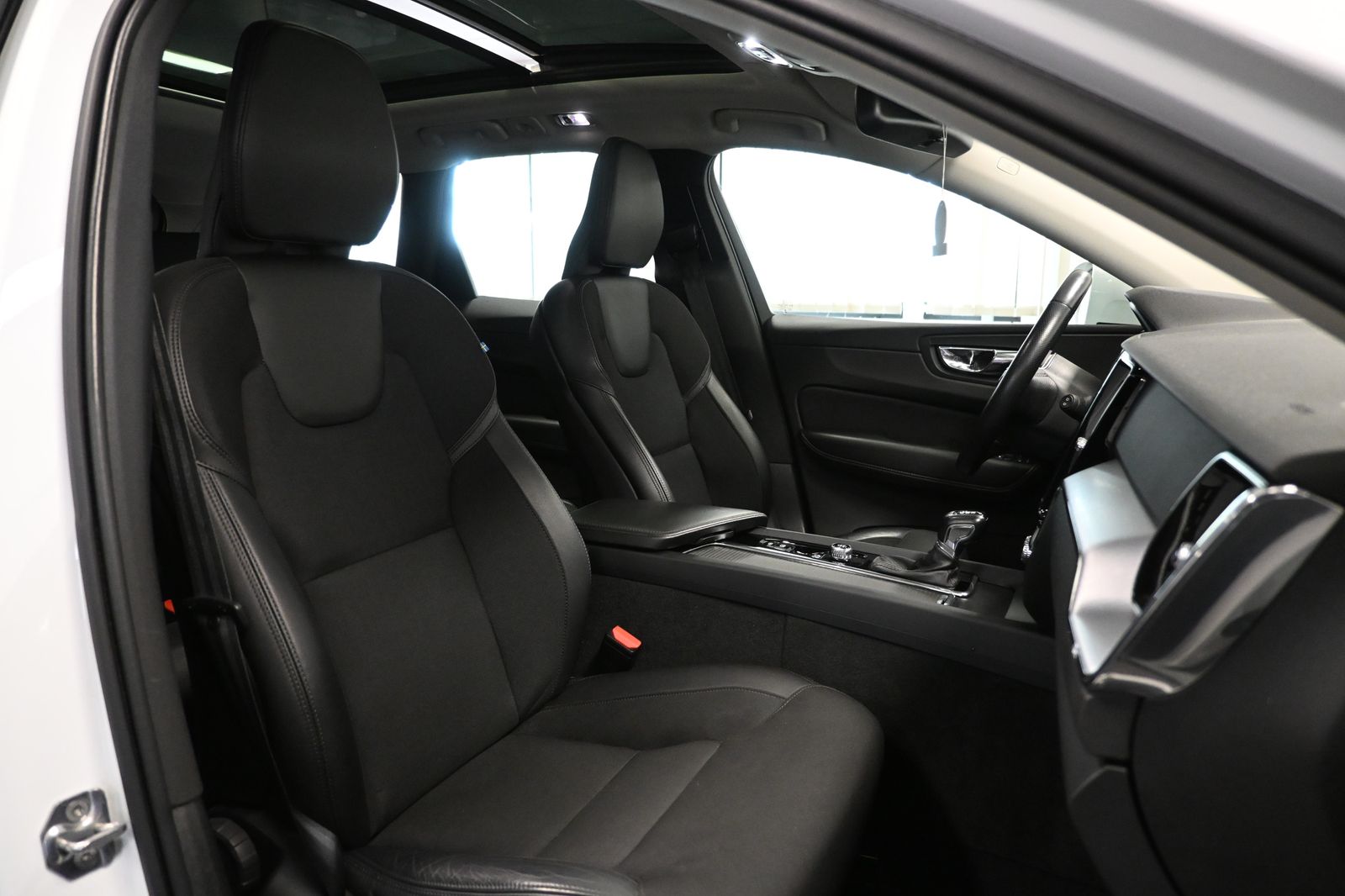 Volvo XC60 Momentum 2WD *LED *PDC *PANO *AHK *VIRTUAL foto 18