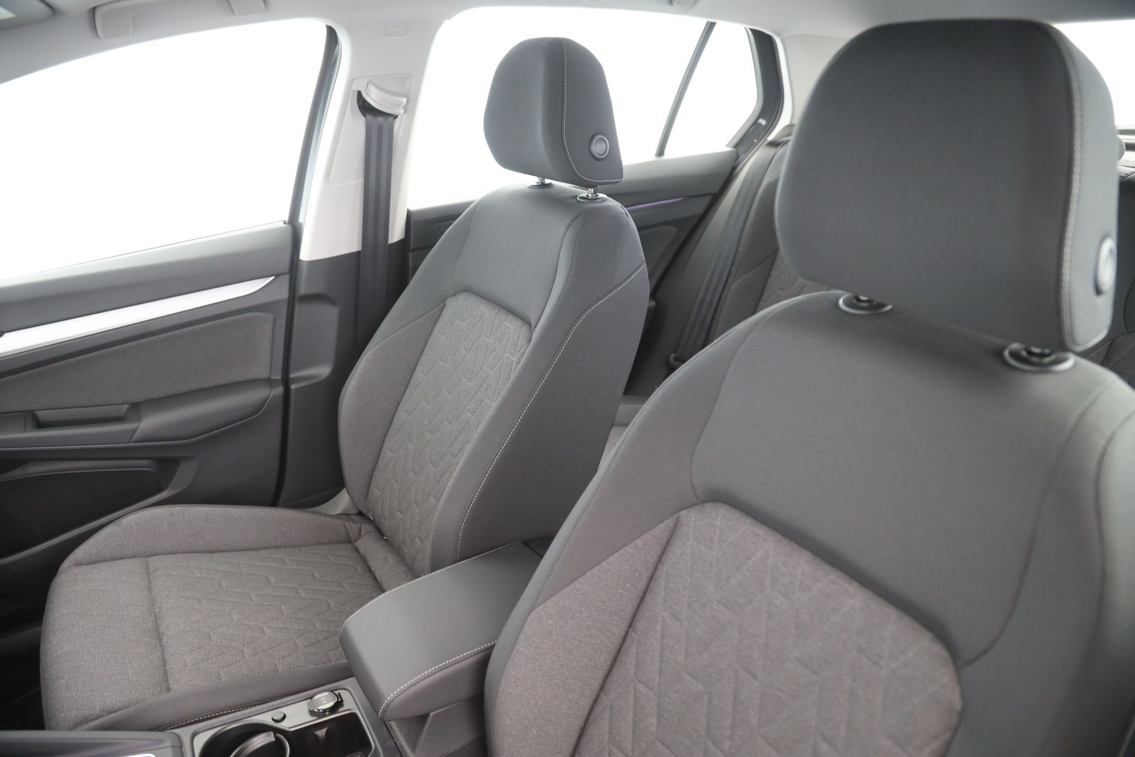 Volkswagen Golf VIII 1.5 TSI DSG Life | AHK | LED | SITZH. foto 12
