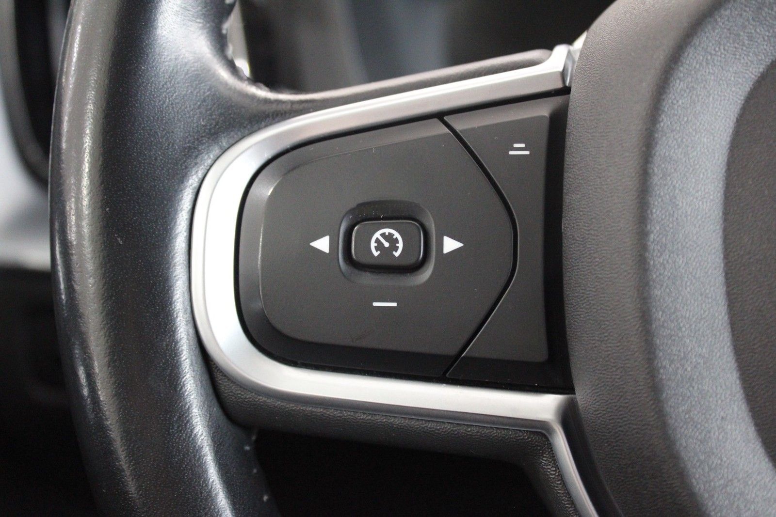 Volvo XC60 D4 Geartronic Momentum Pro IntelliSafe PRO- foto 21