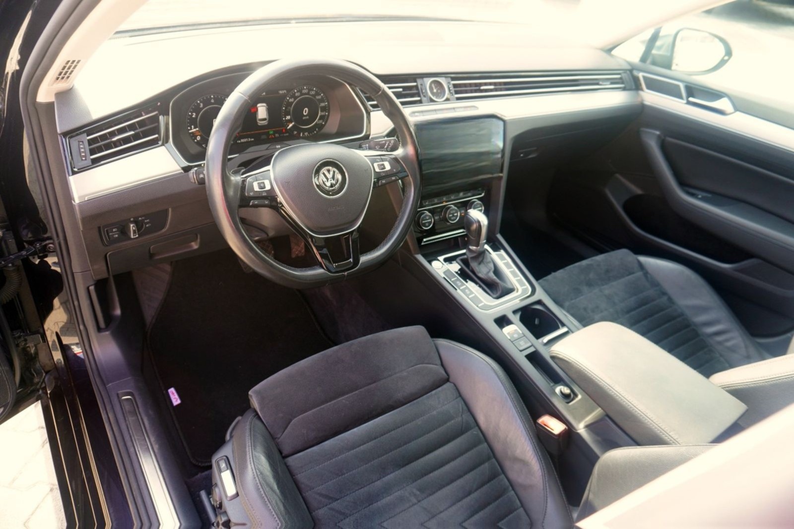 Volkswagen Passat Variant 1.8 TSI DSG Highline LED Navi AHK foto 18