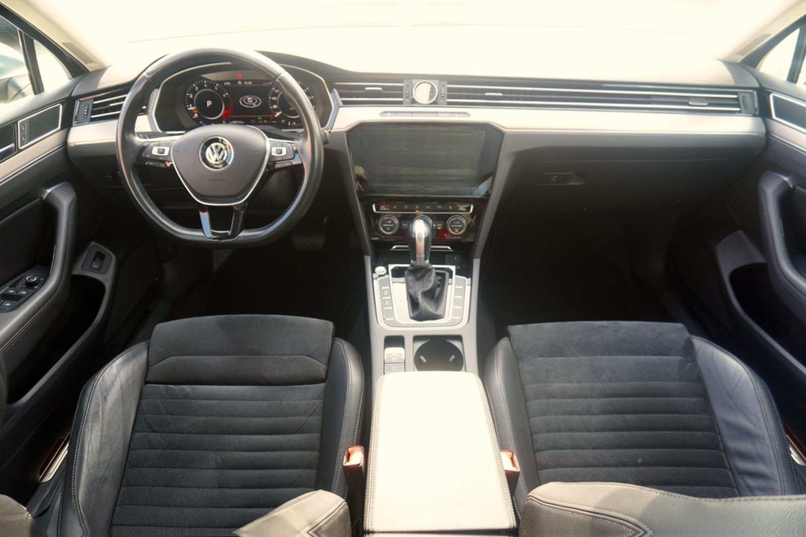 Volkswagen Passat Variant 1.8 TSI DSG Highline LED Navi AHK foto 19
