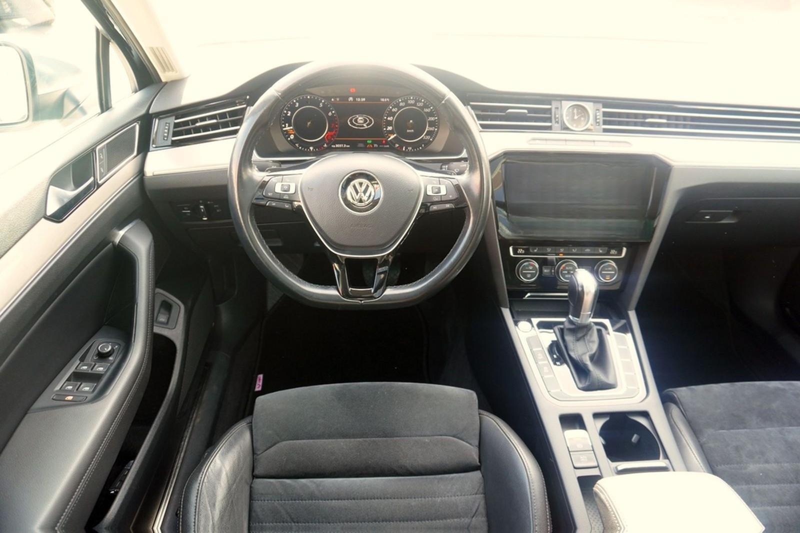 Volkswagen Passat Variant 1.8 TSI DSG Highline LED Navi AHK foto 20