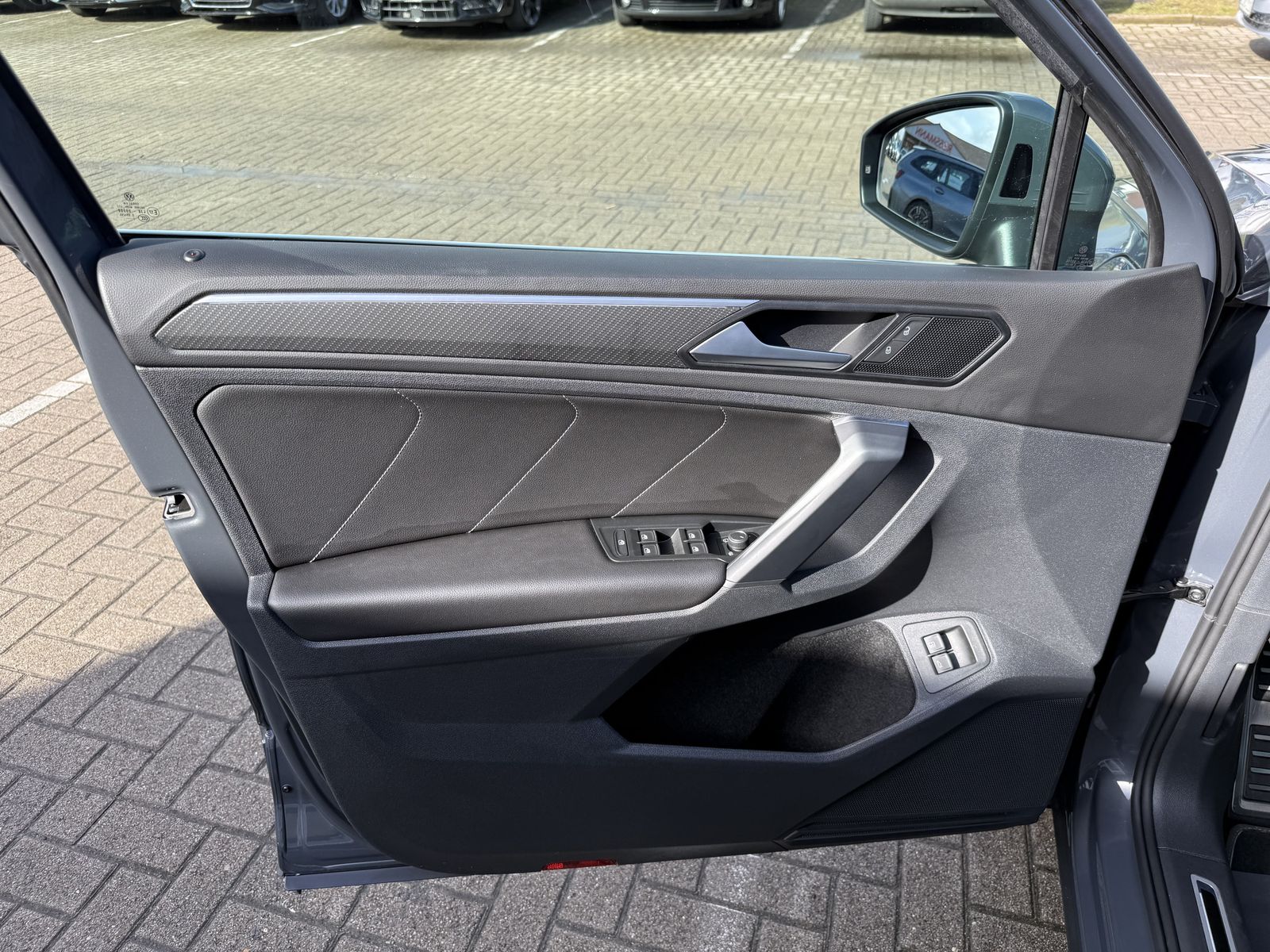 Volkswagen Tiguan R-Line e-Hybrid,AHK,Matrix,IQ-Drive,R-Kam foto 15
