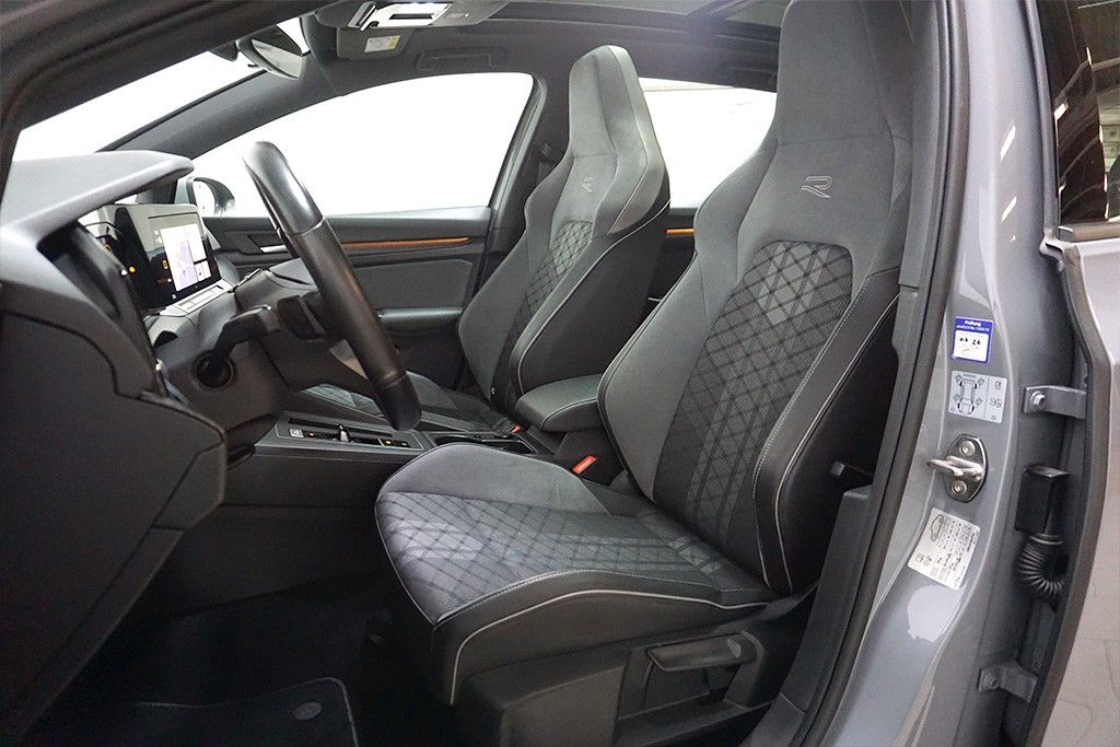 Volkswagen Golf 8 2.0TDI DSG 2xR-Line Virtual Pano Navi foto 11