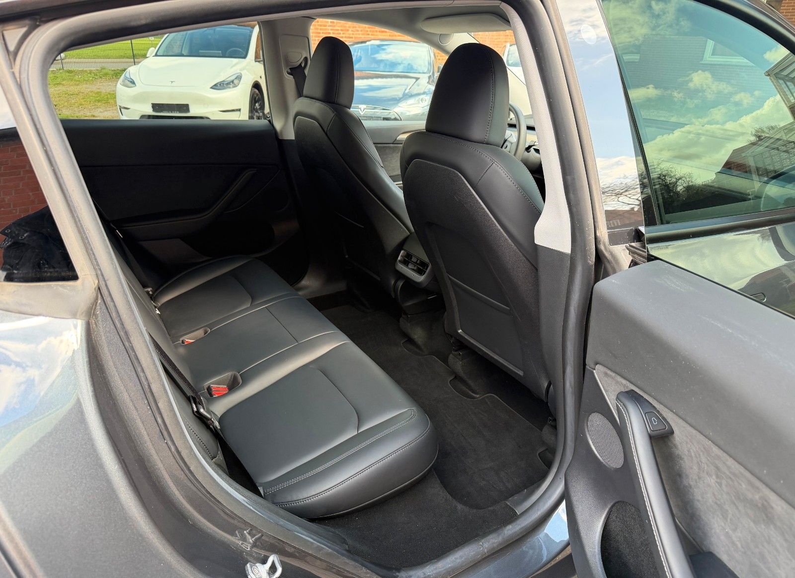 Tesla Model Y Basis RWD / 1.Hand / AHK / 19% MwSt foto 24