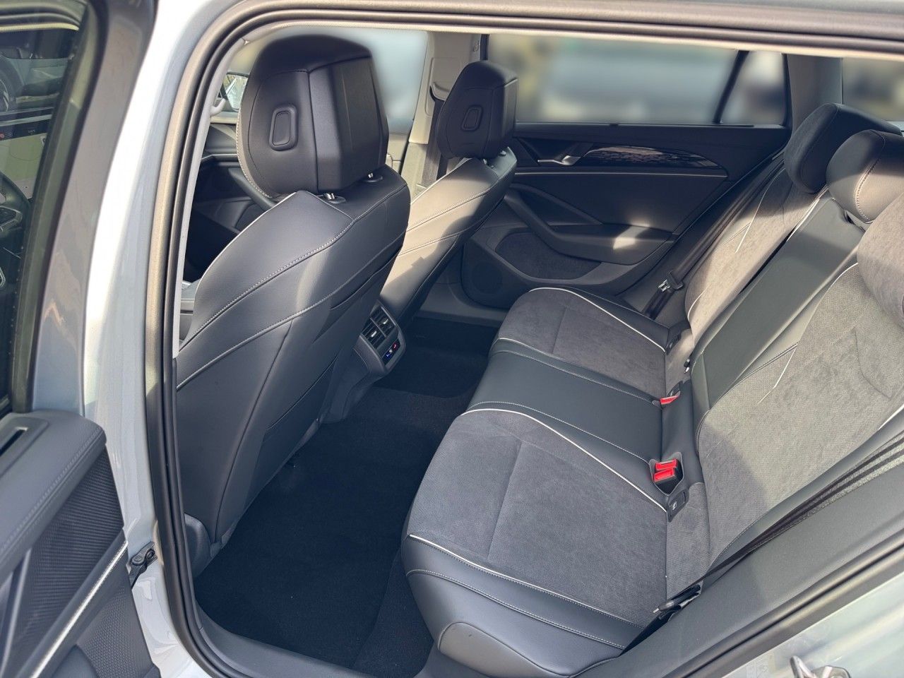 Volkswagen Passat Variant 2.0 TDI Elegance NaviPro HeadUp foto 11