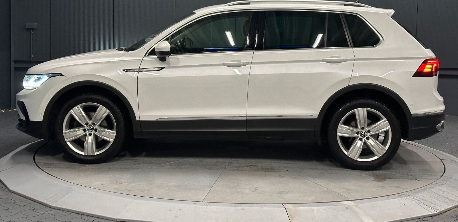 Volkswagen Tiguan Elegance 4Motion *19Zoll*Standhzg*AHK*KAM foto 2