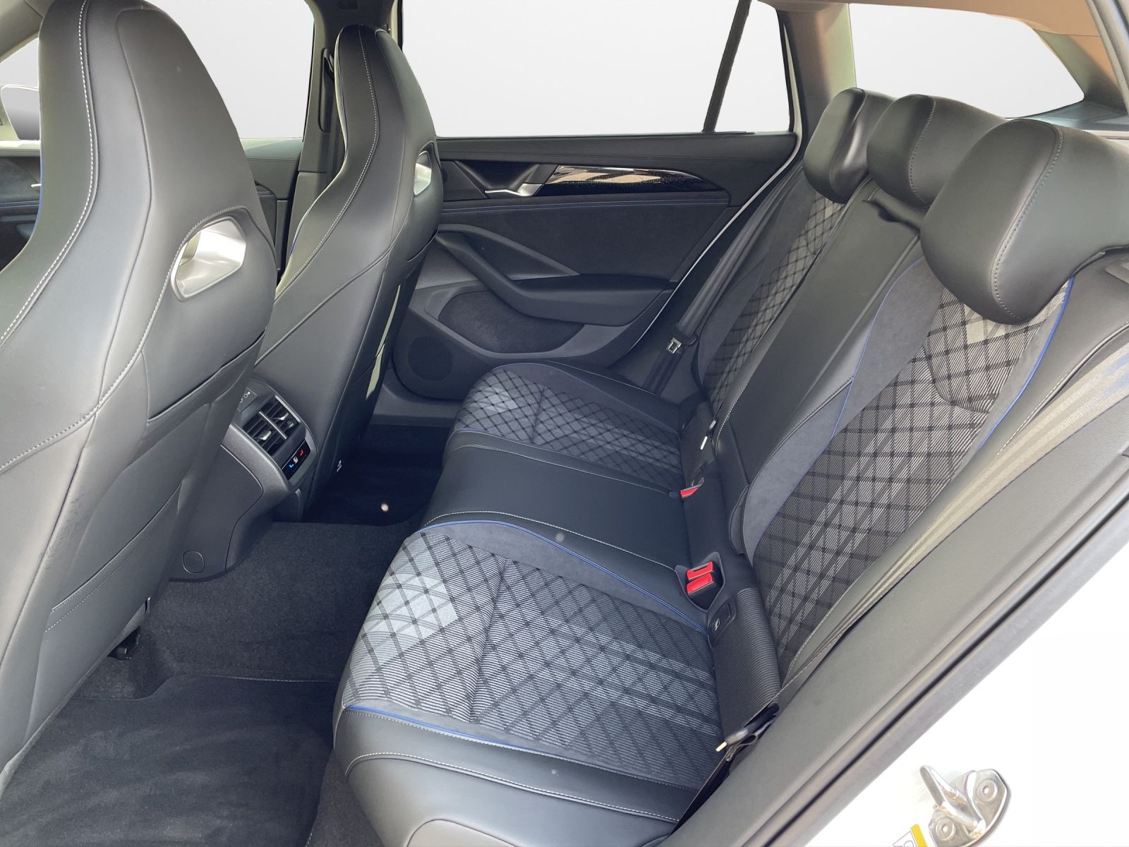 Volkswagen Passat Variant 2.0 TDI DSG 4M R-Line  AHK Navi L foto 12