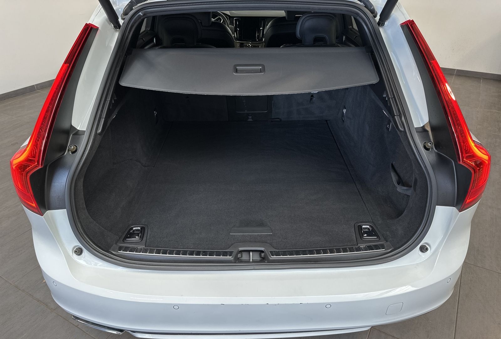 Volvo V90 T8 AWD R-Design Hybrid NAV+LED+KAM+H&K+19ZO  foto 6