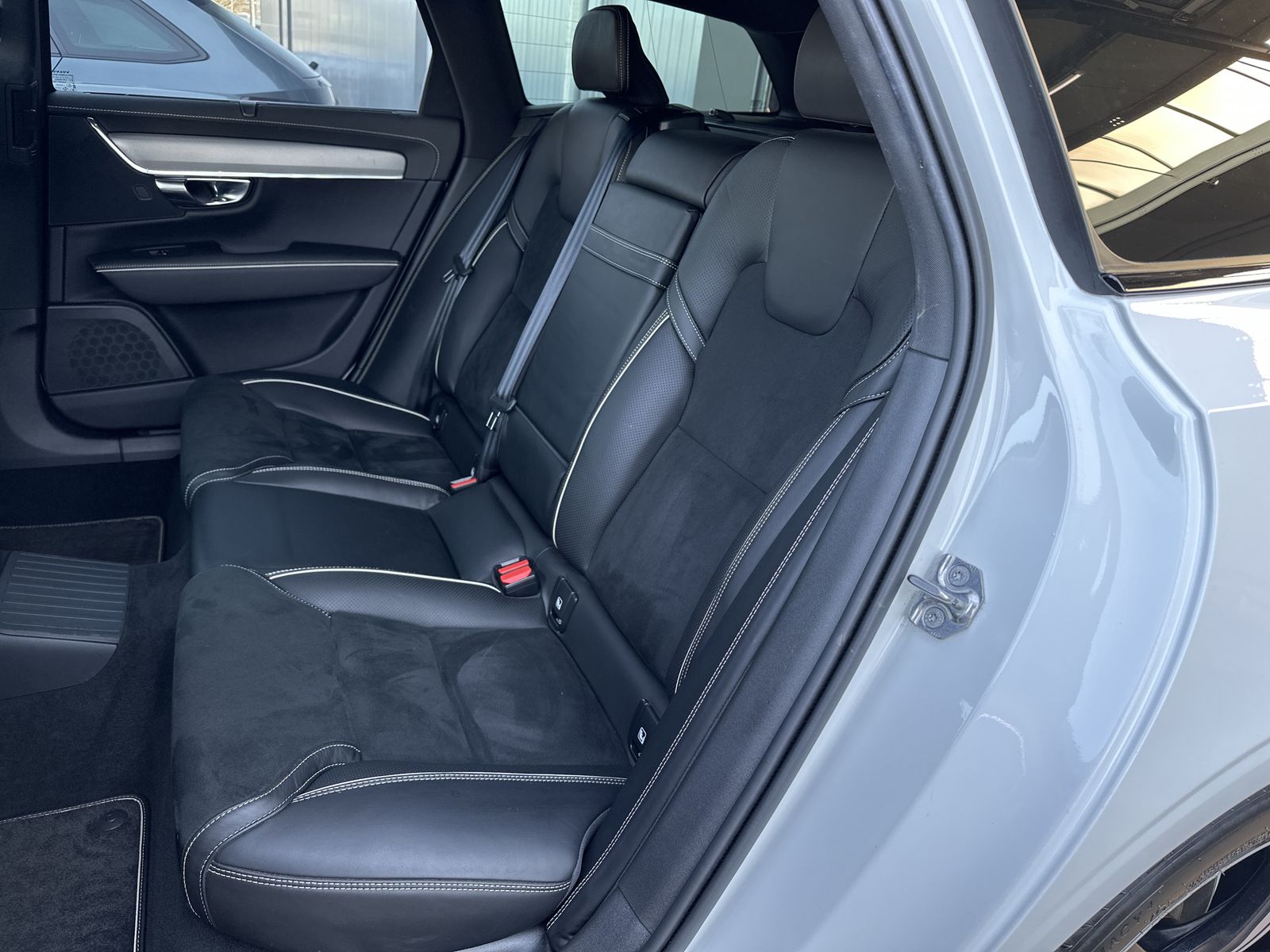 Volvo V90 T8 AWD R-Design Hybrid NAV+LED+KAM+H&K+19ZO  foto 10