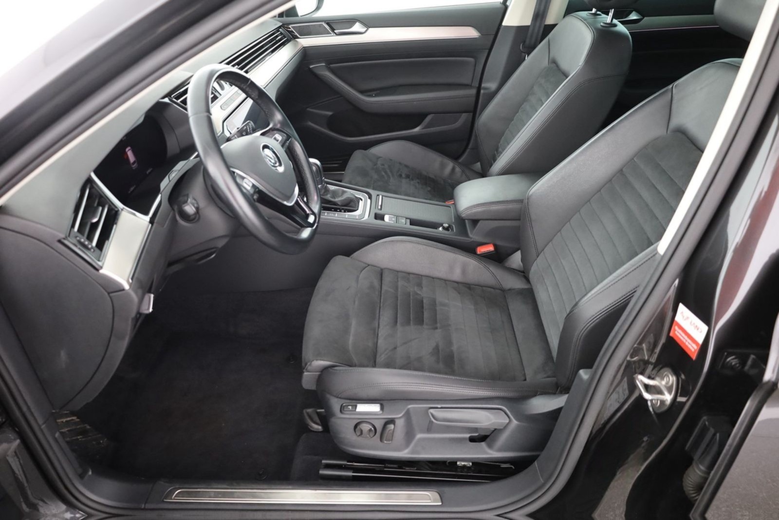 Volkswagen Passat Variant 1.8 TSI DSG Highline LED ACC AHK foto 22