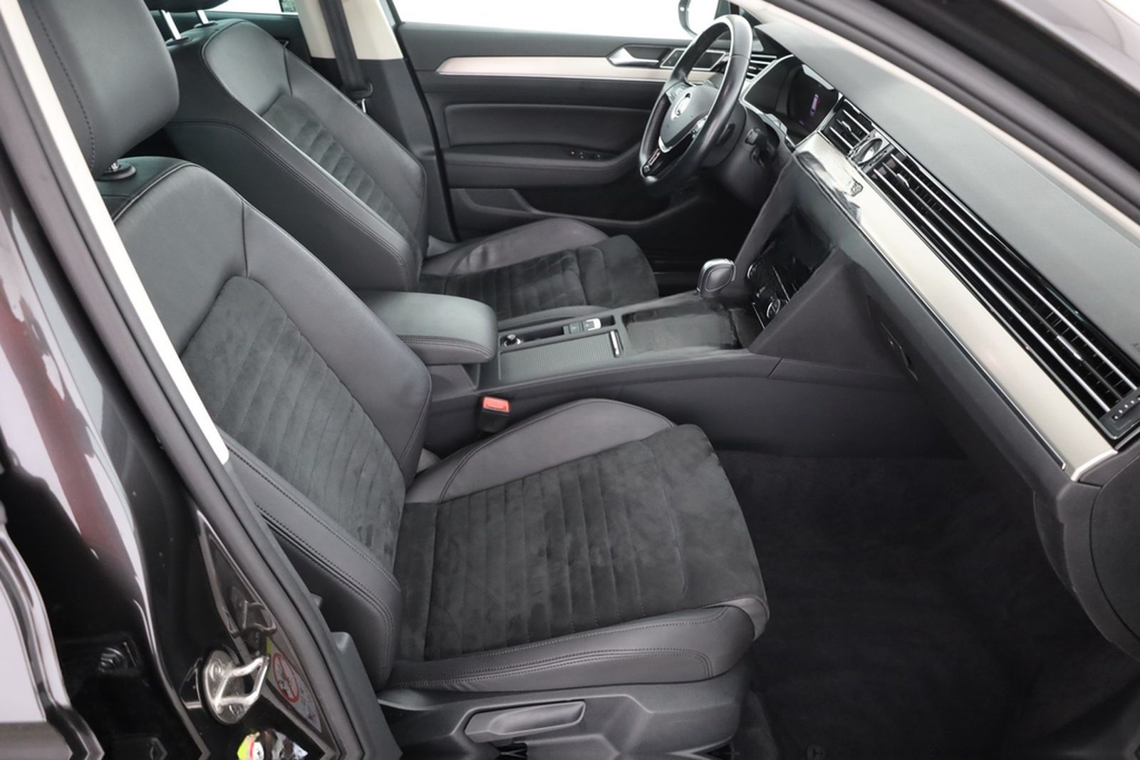 Volkswagen Passat Variant 1.8 TSI DSG Highline LED ACC AHK foto 23