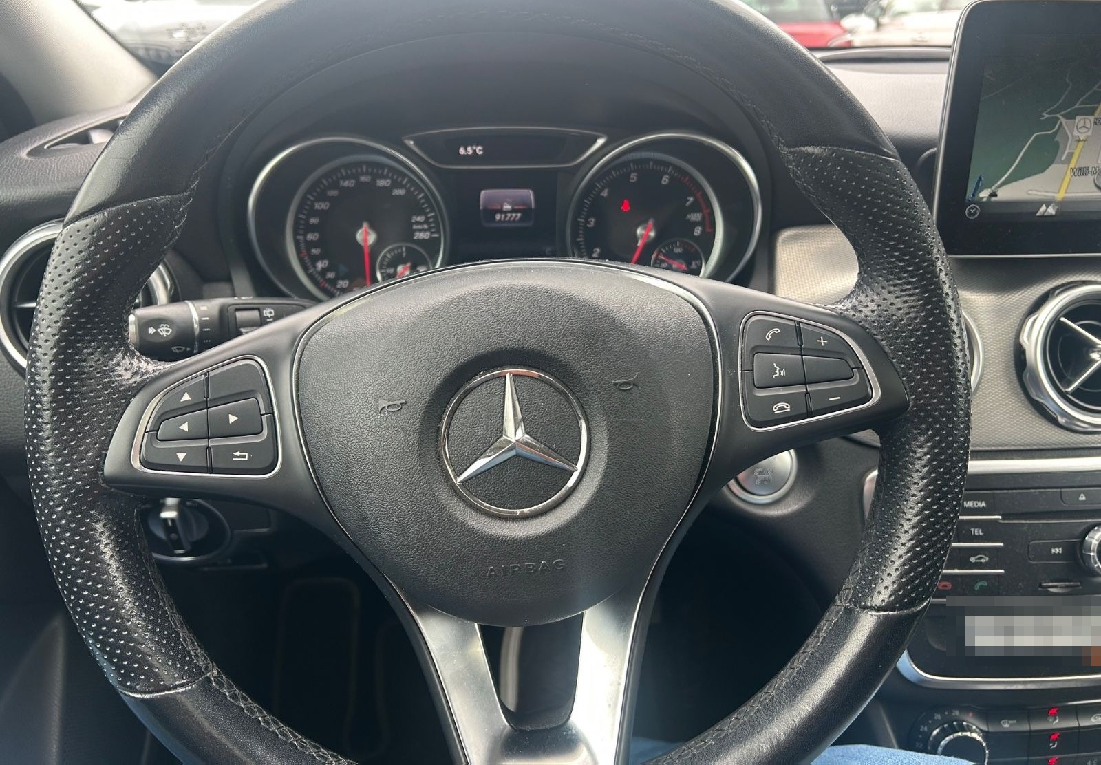 Mercedes-Benz GLA 180 / PANO/LED/KAM foto 8
