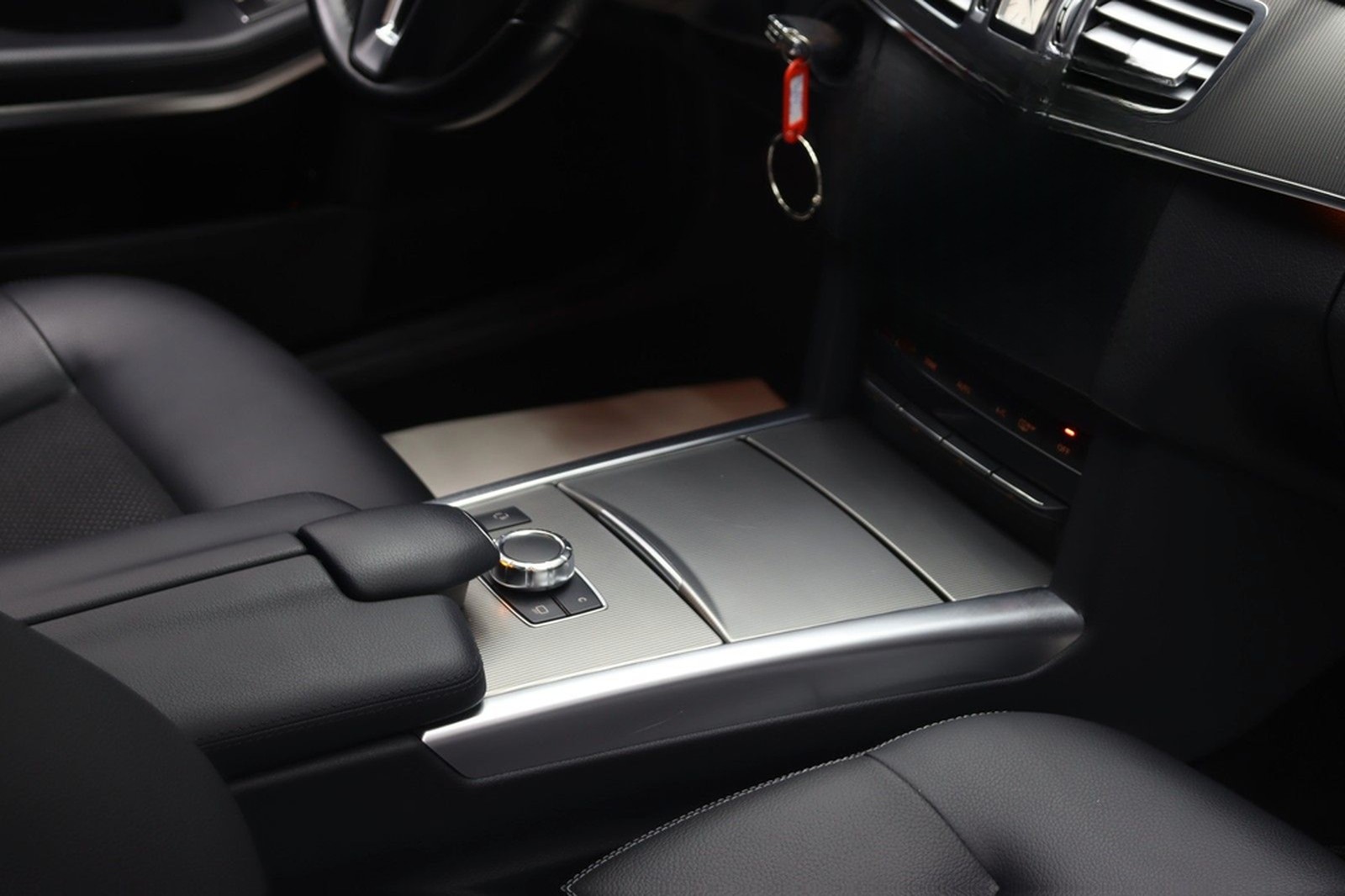 Mercedes-Benz E 200 CGI BlueEfficiency Avantgarde~SZH~Kam~StHz foto 24