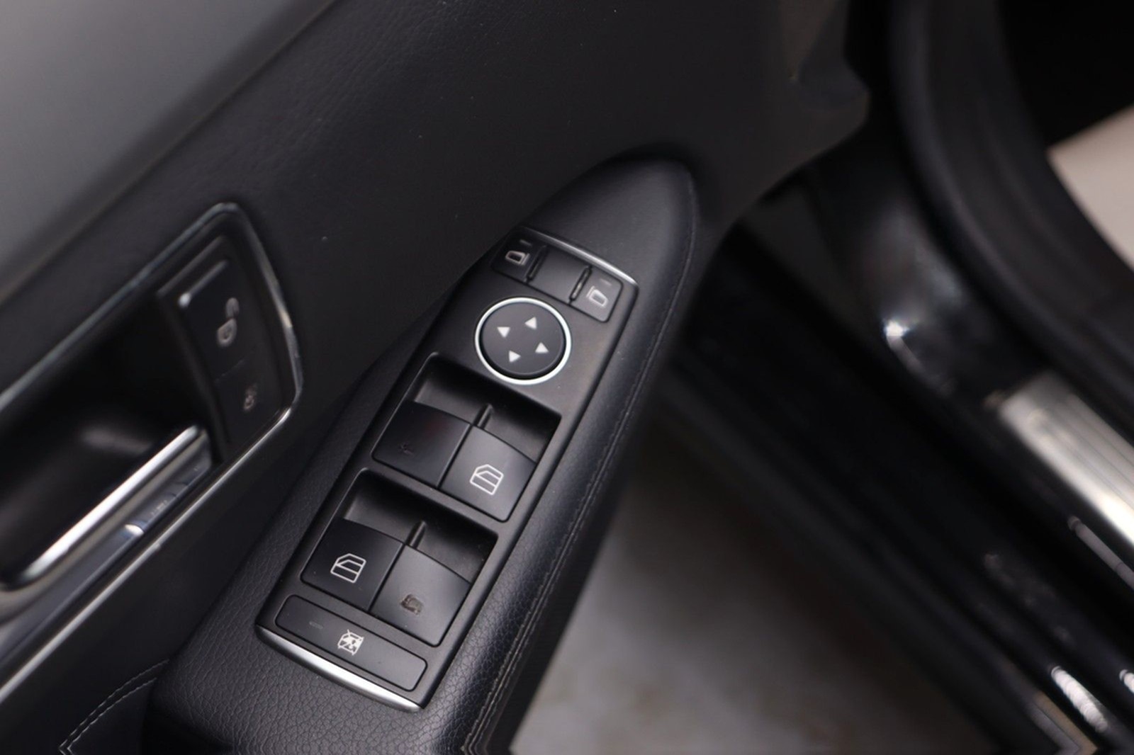 Mercedes-Benz E 200 CGI BlueEfficiency Avantgarde~SZH~Kam~StHz foto 26