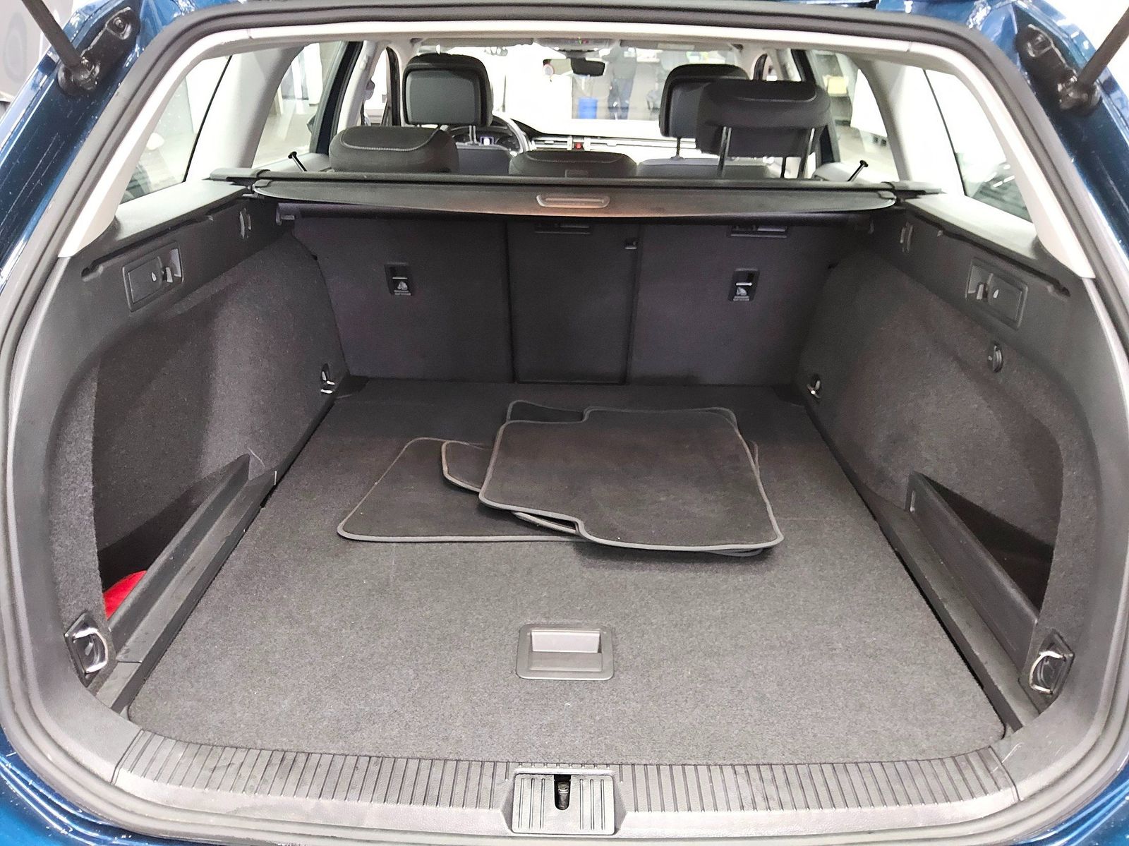 Volkswagen Passat Var. 2.0 TDI Business Navi LED H-K RfK foto 11