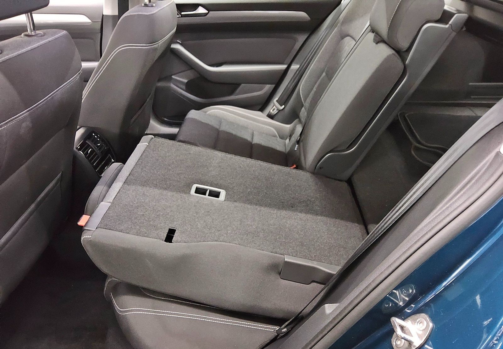 Volkswagen Passat Var. 2.0 TDI Business Navi LED H-K RfK foto 12