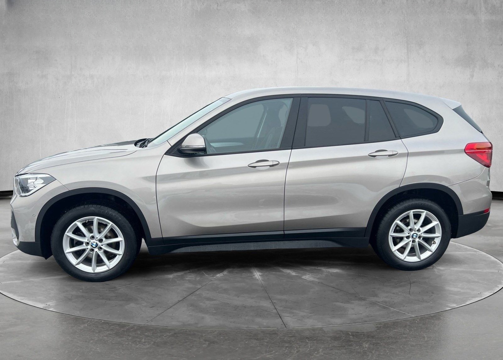 BMW X1 sDrive18i ANHÄNGEKUPPLUNG DAB NAVI UVM. foto 2