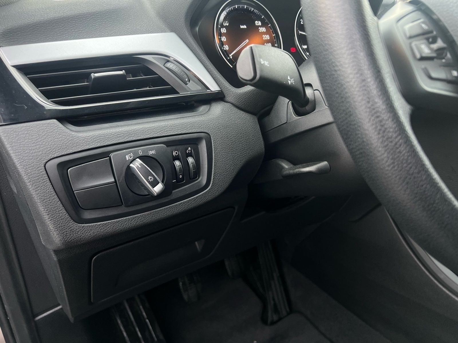 BMW X1 sDrive18i ANHÄNGEKUPPLUNG DAB NAVI UVM. foto 17