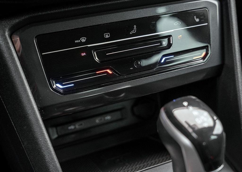 Volkswagen Tiguan 2.0 TDI Life 4M DSG AHK KAM H-K NAVI LED foto 8