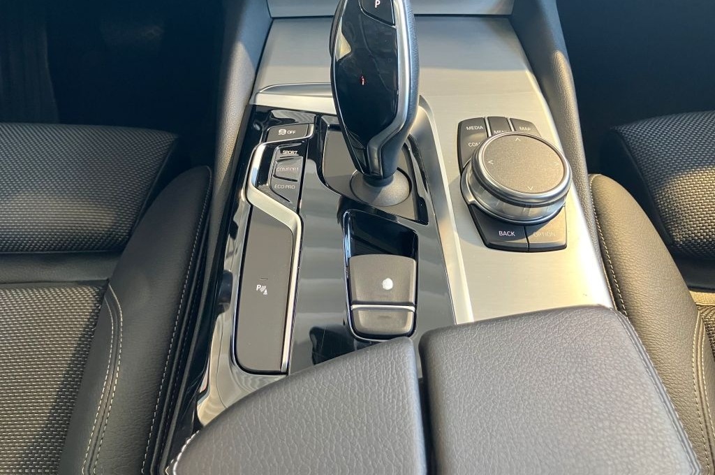 BMW 525d Tour SportLine PANO+ACC+KAM+AHK+HIFI+AL+MEM foto 19