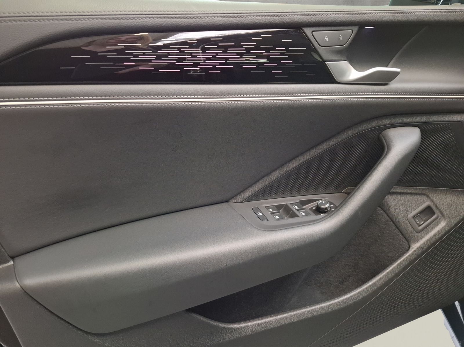 Volkswagen Passat Elegance 2,0 l TDI SCR 4MOTION 14 2 kW (1 foto 12