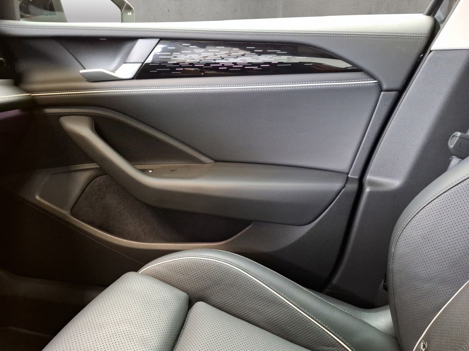 Volkswagen Passat Elegance 2,0 l TDI SCR 4MOTION 14 2 kW (1 foto 16