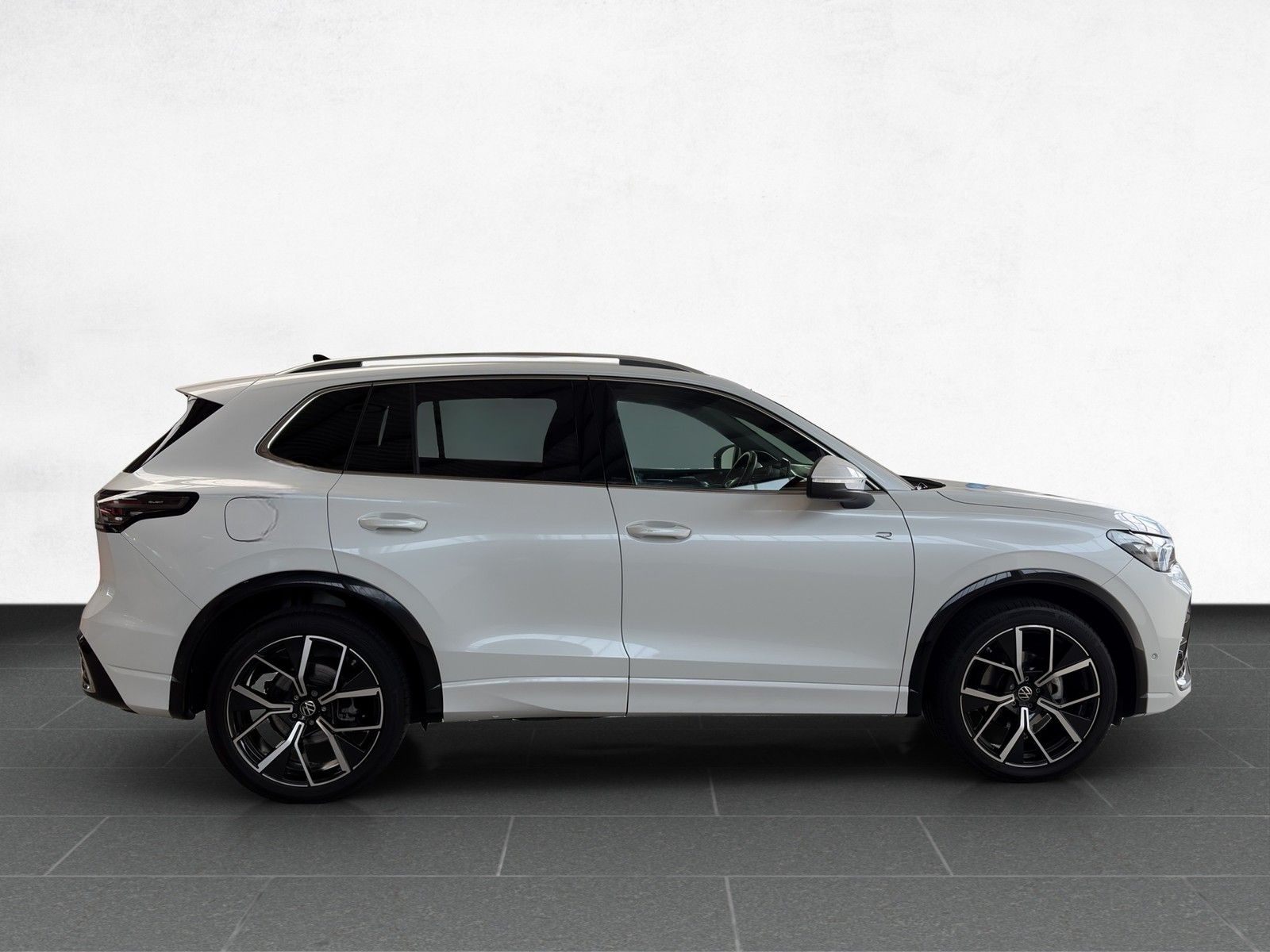 Volkswagen Tiguan R-Line 1.5 eTSI DSG /AHK/Matrix/Pano/HuD foto 6