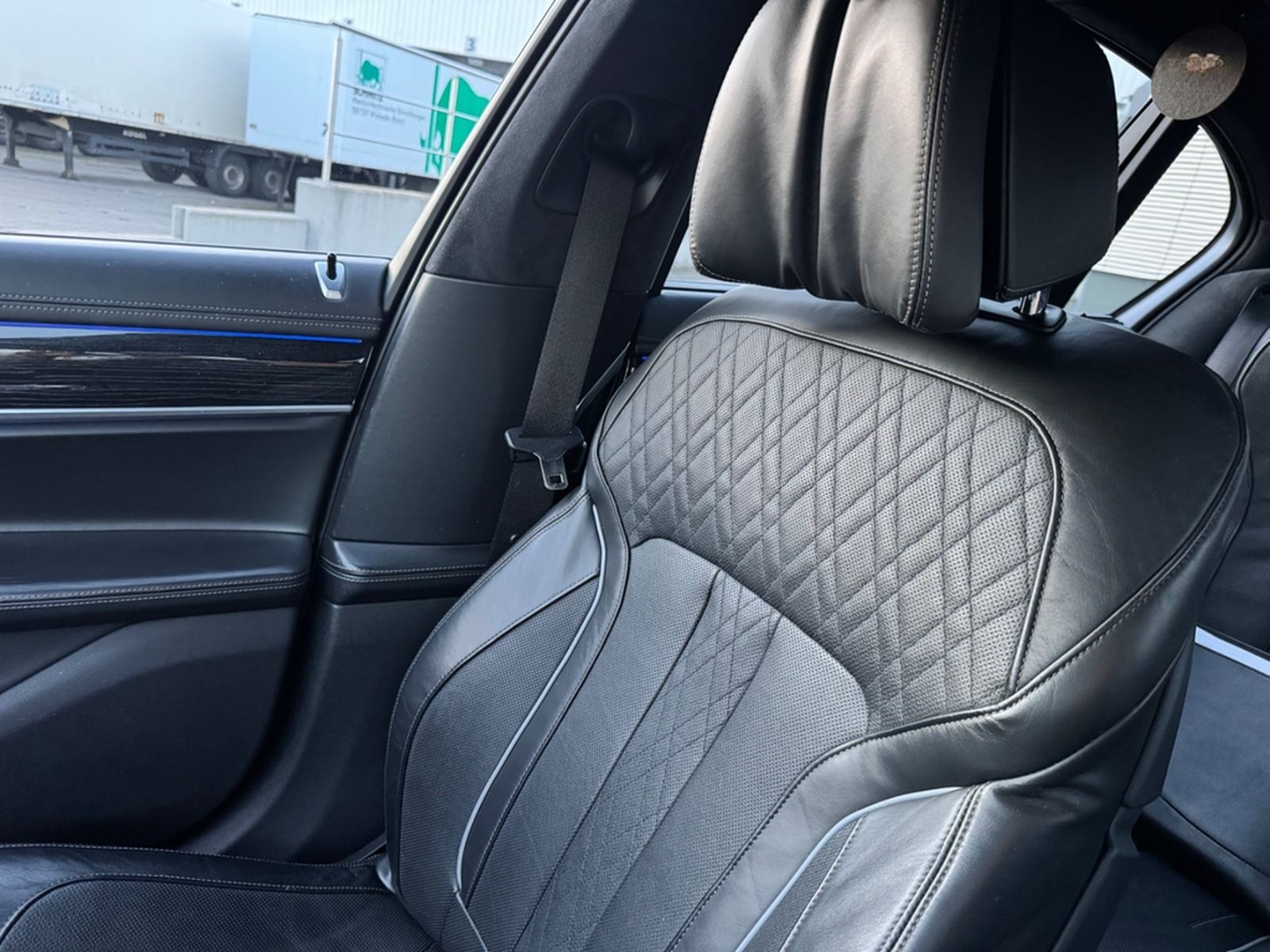 BMW 750i xDrive - M-Paket  foto 14