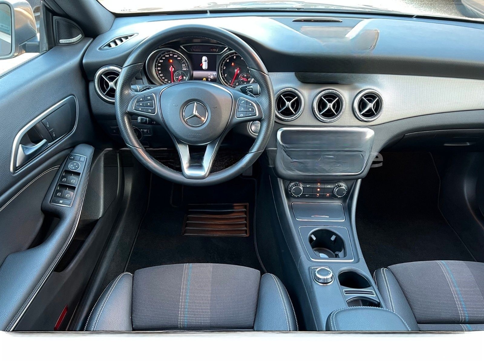 Mercedes-Benz CLA-Klasse CLA 220 Shooting Brake 4Matic Urban foto 18
