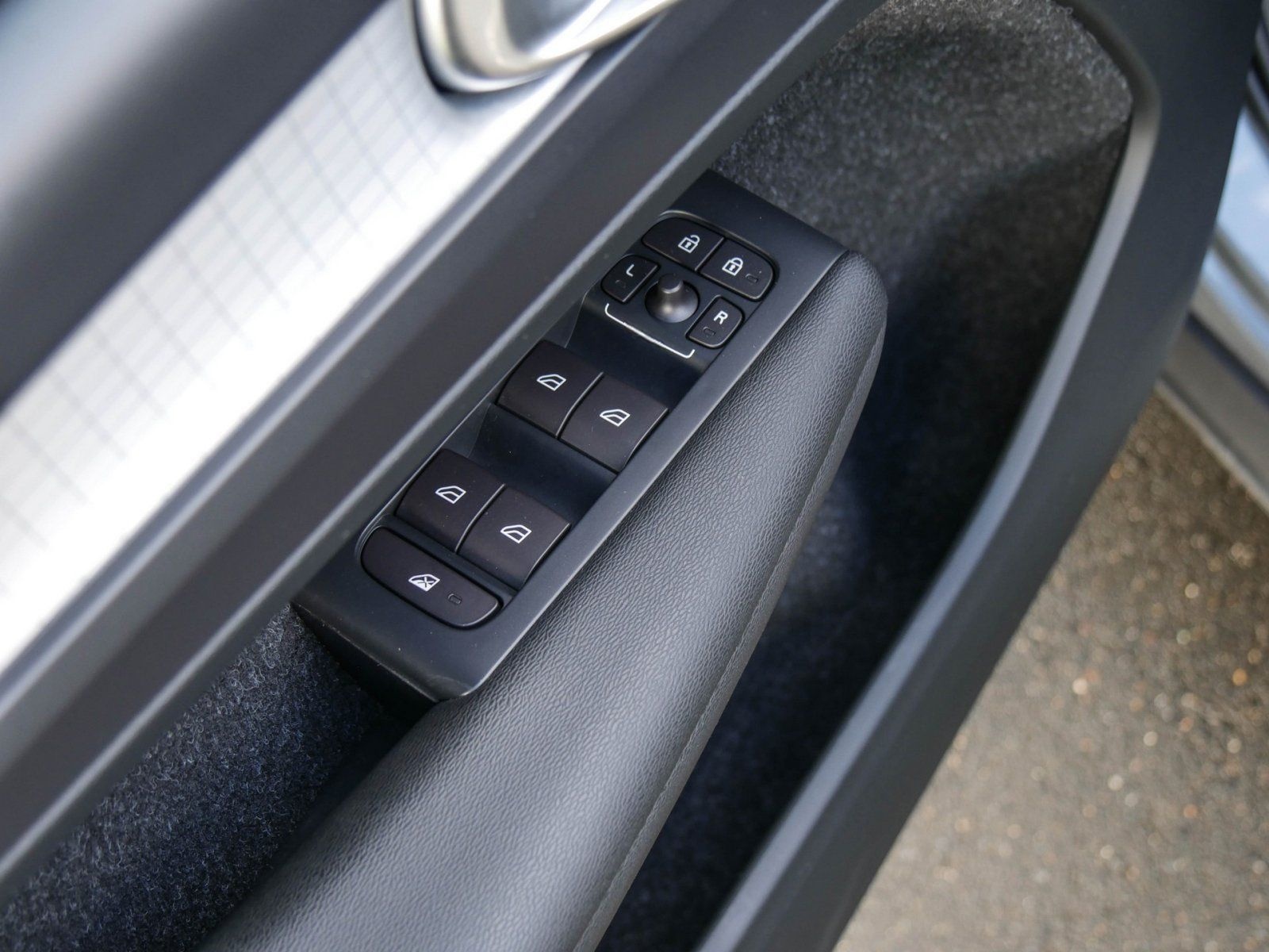 Volvo XC40 Momentum Automatik LED Navi Kamera foto 14