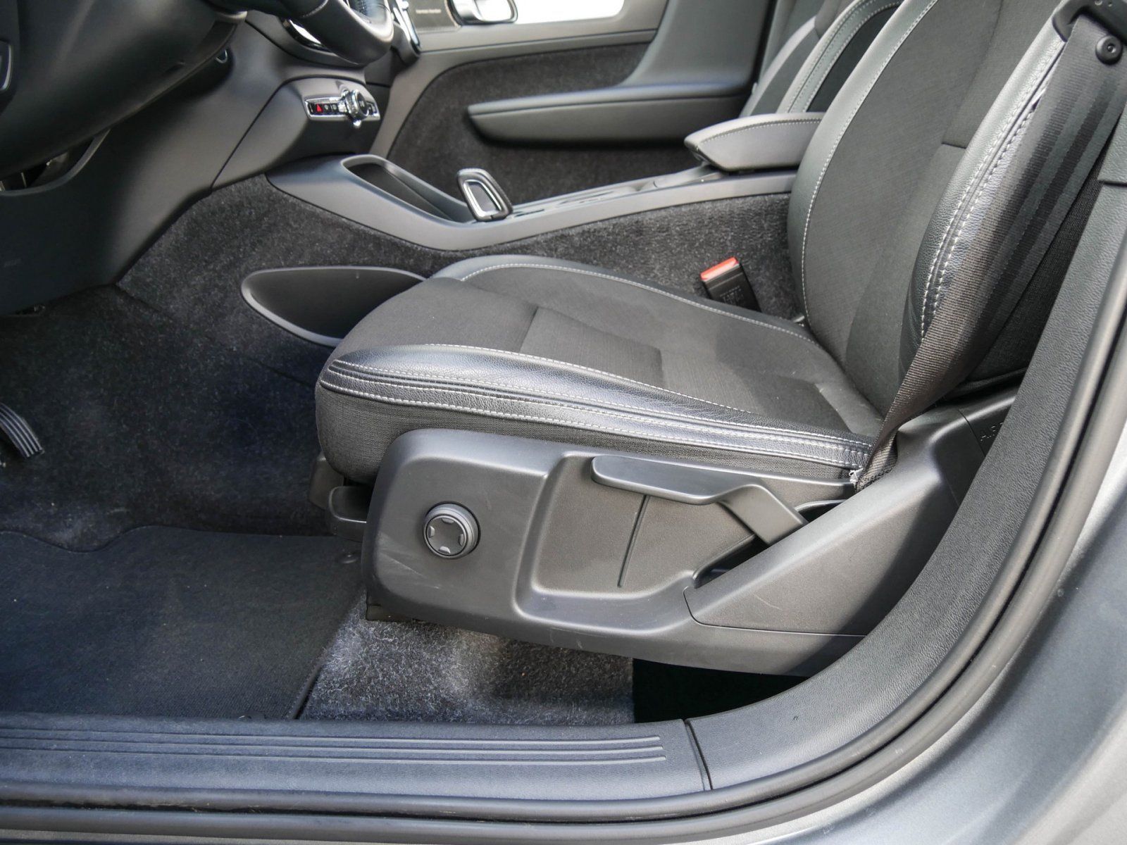 Volvo XC40 Momentum Automatik LED Navi Kamera foto 15