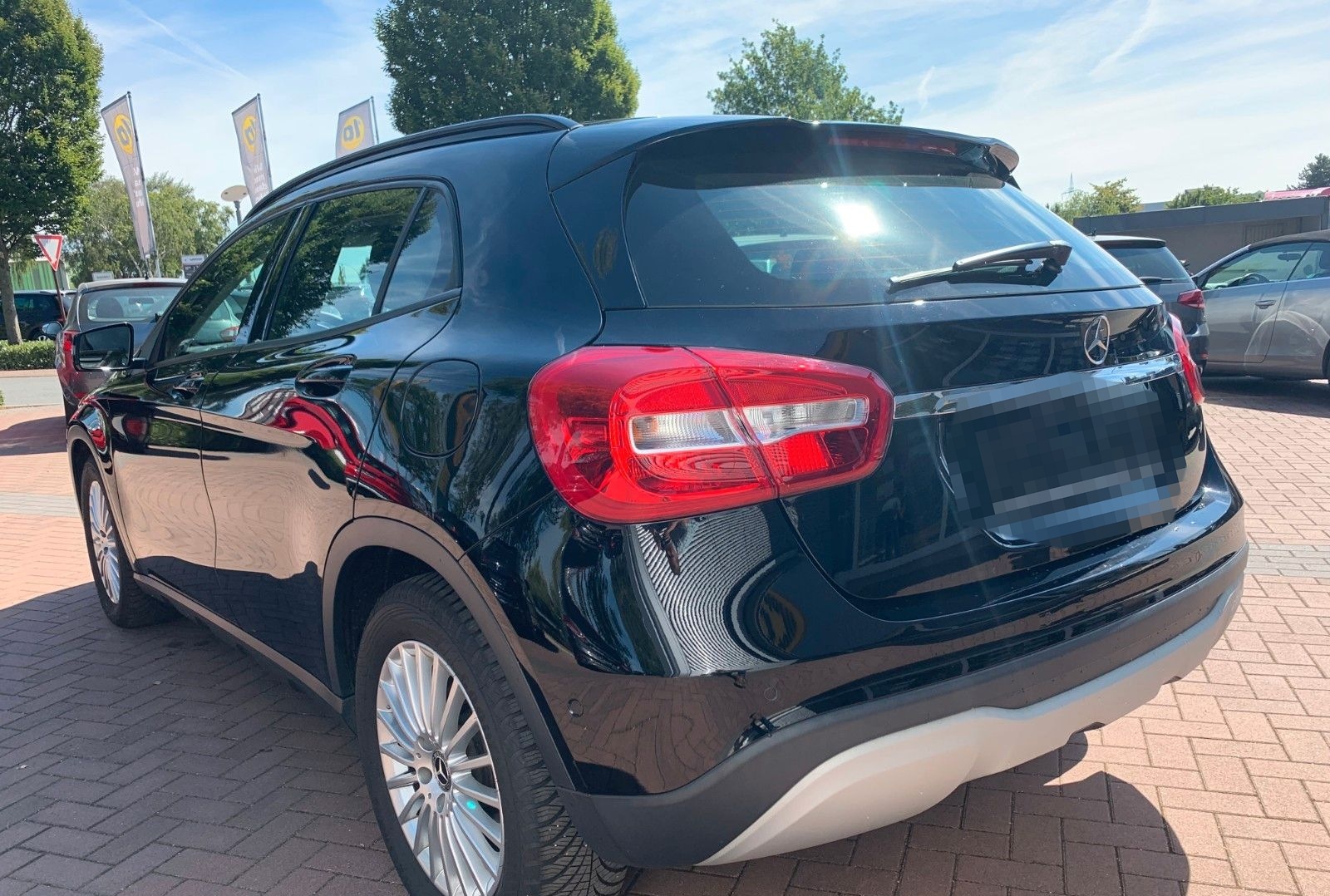 Mercedes-Benz GLA 180 NAV-RKF-LMF-SHZ-Keyless-Klima-Allwetter foto 13