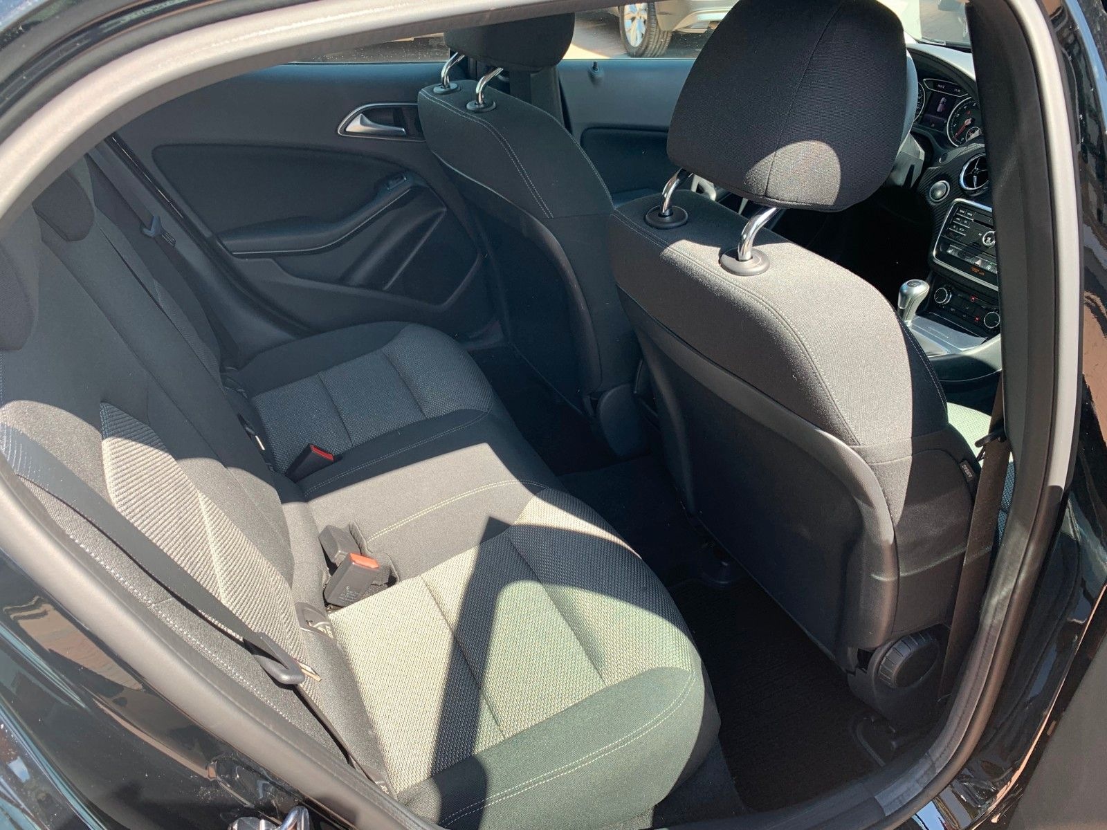Mercedes-Benz GLA 180 NAV-RKF-LMF-SHZ-Keyless-Klima-Allwetter foto 17