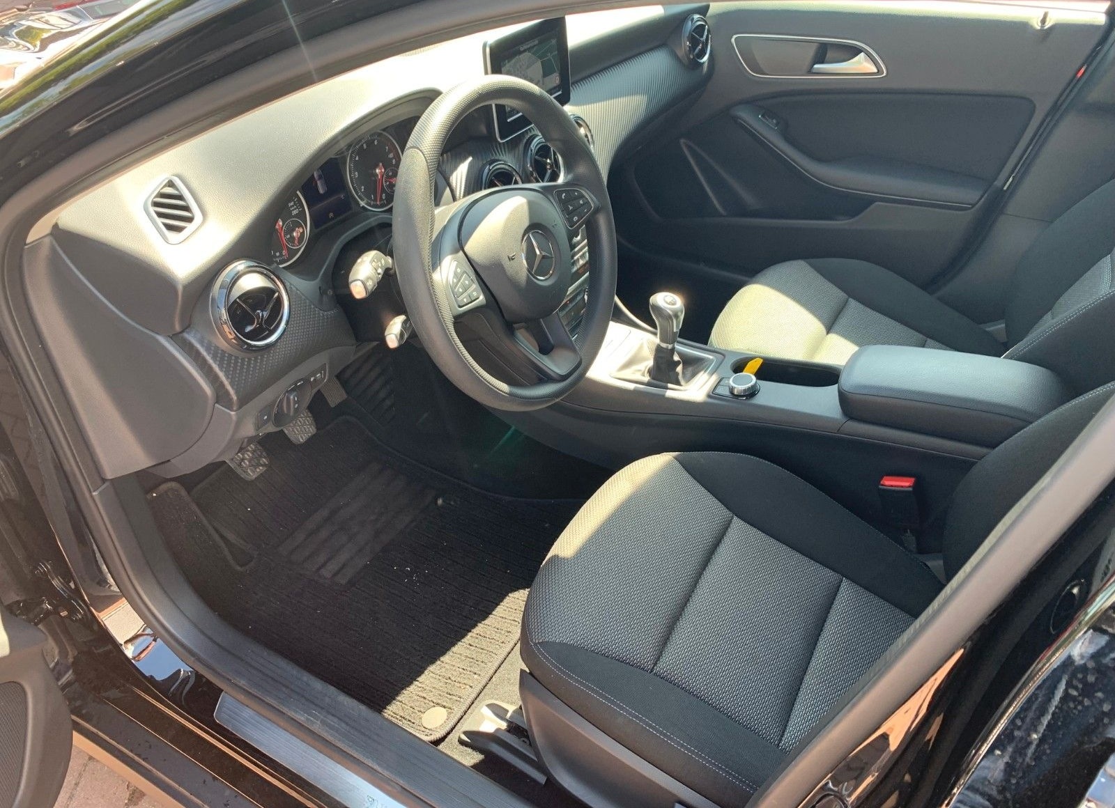 Mercedes-Benz GLA 180 NAV-RKF-LMF-SHZ-Keyless-Klima-Allwetter foto 6