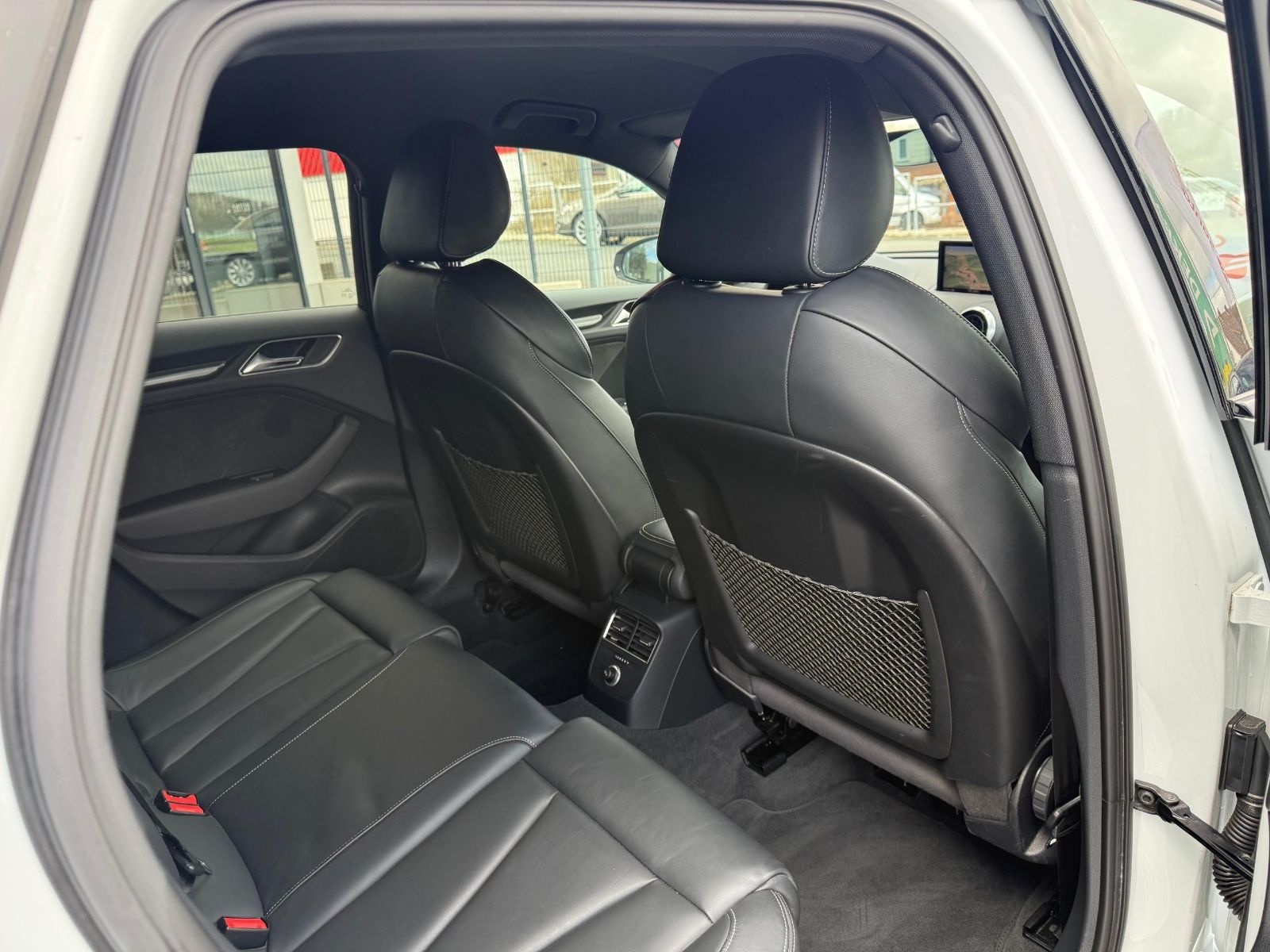 Audi RS3 Sportback 2.5 TFSI quattro foto 23