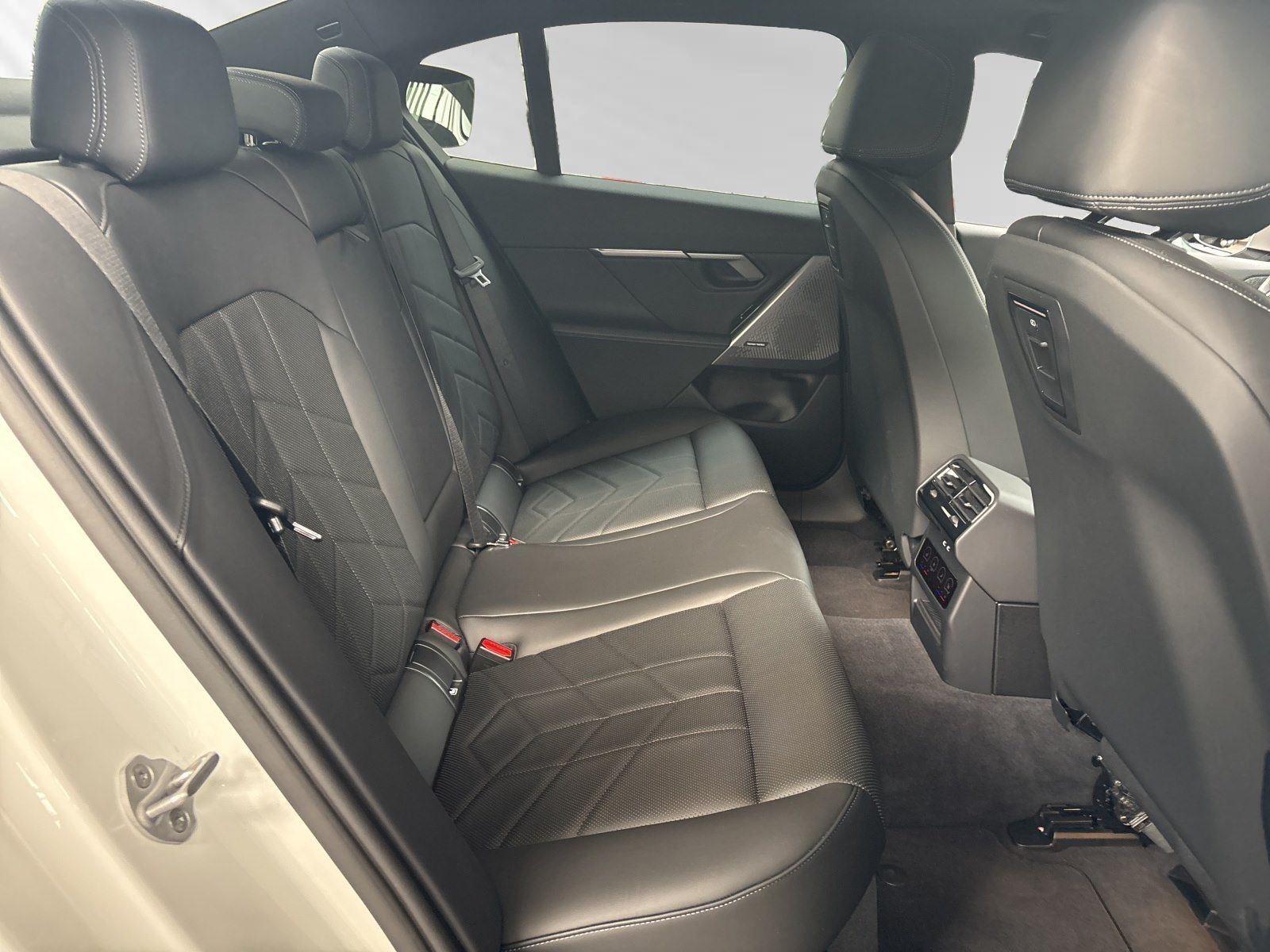 BMW 520d M Sport|AHK|Pano|Autobahnass. foto 13