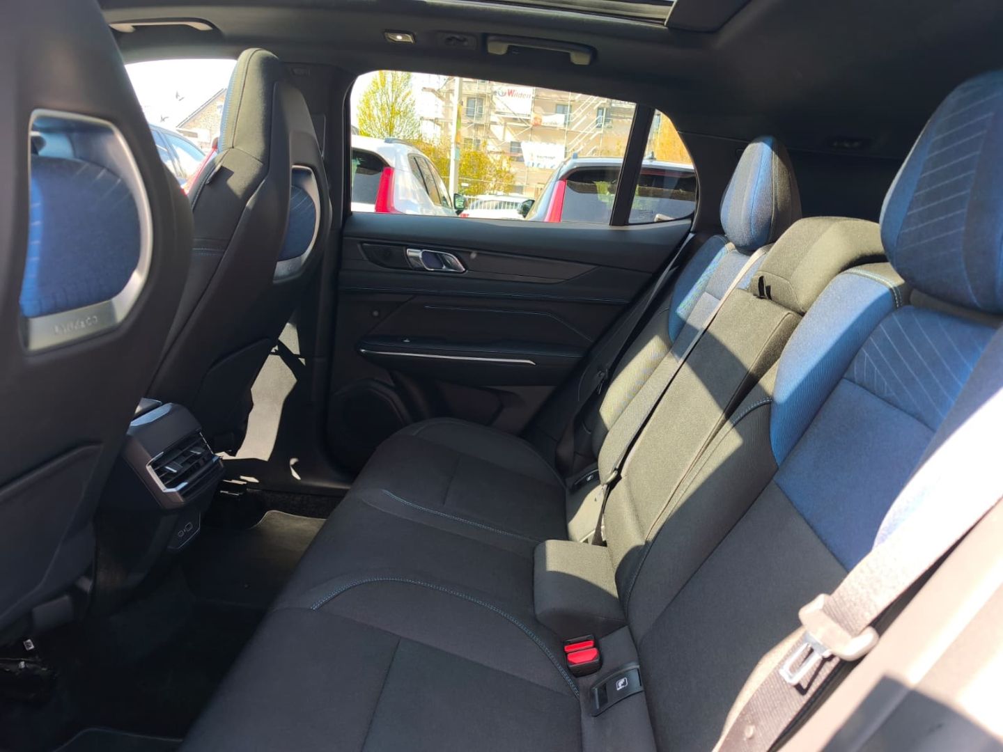 Lynk&Co 01 1.5 TD 192 kW PHEV El. Panodach Navi Digitale foto 15