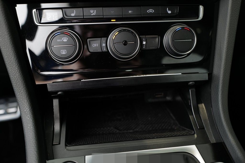 Volkswagen Golf VII R 2.0TSI DSG 4x4 DCC LED Pano DYNAUDIO  foto 12