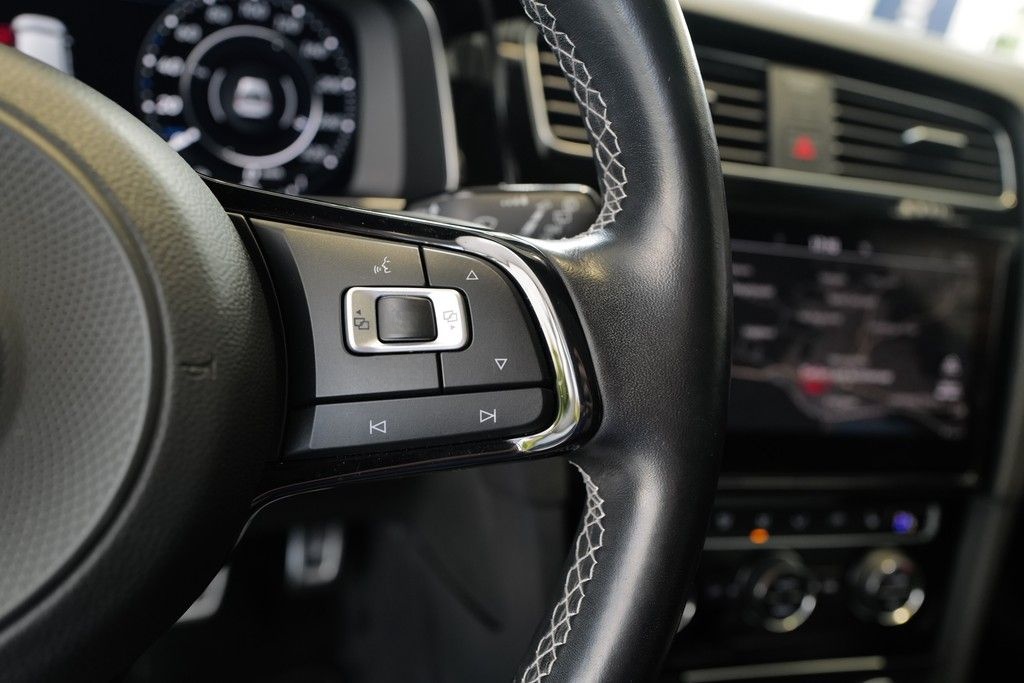 Volkswagen Golf VII R 2.0TSI DSG 4x4 DCC LED Pano DYNAUDIO  foto 9