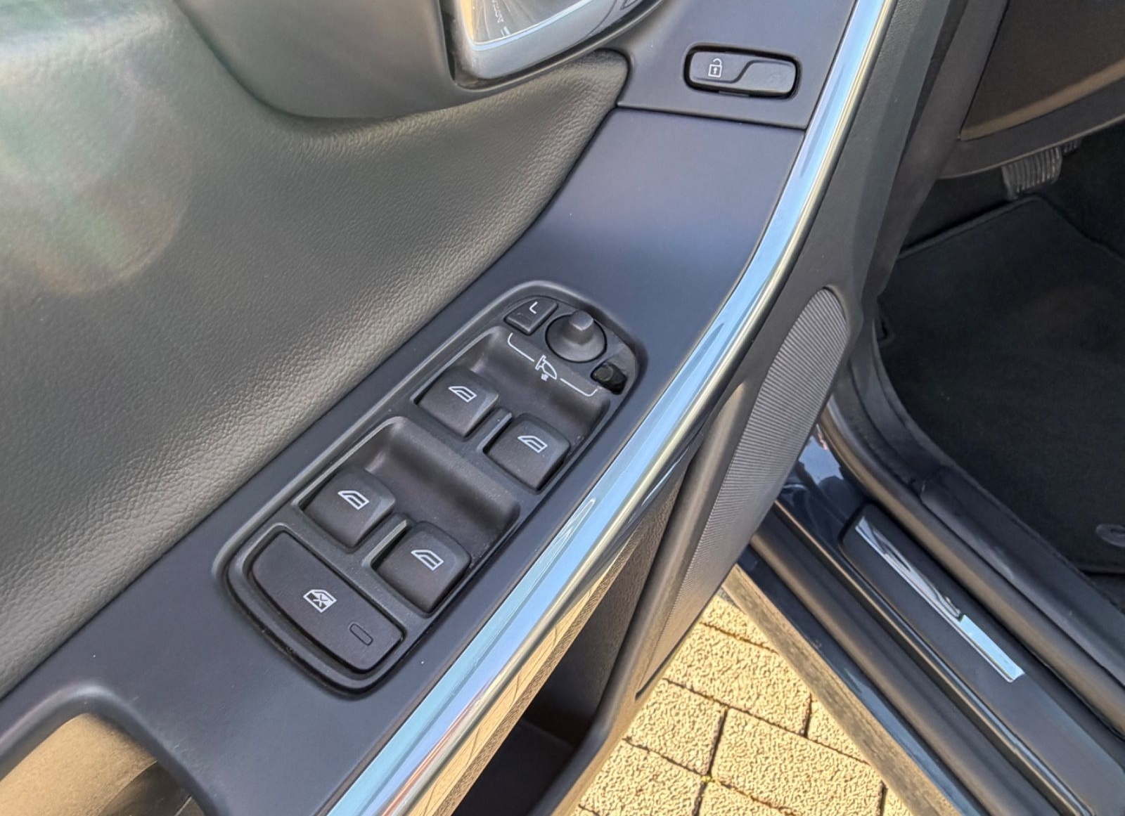 Volvo XC60 2.0d Momentum/Auto./Leder/Navi foto 17