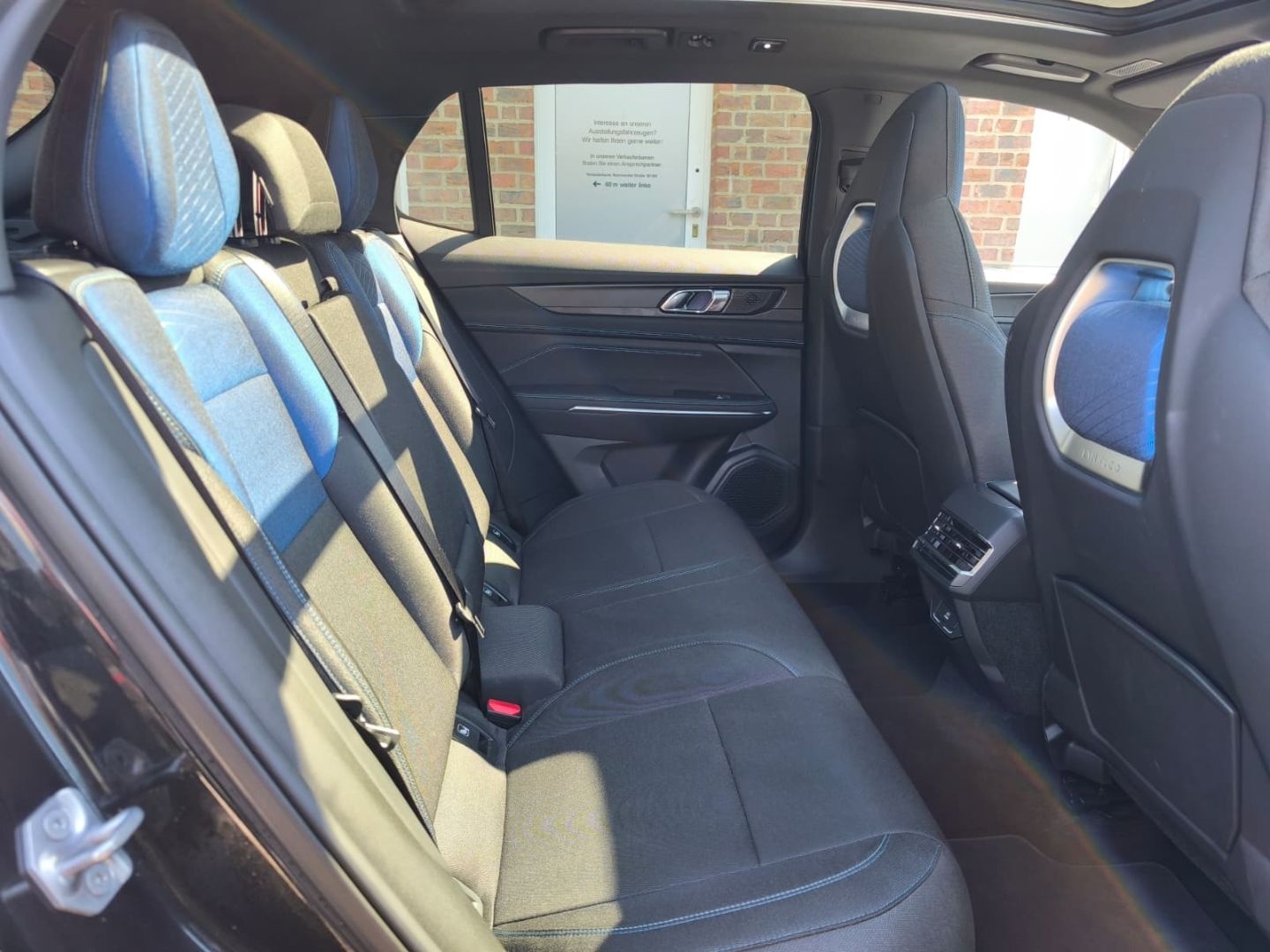 Lynk&Co 01 1.5 TD PHEV AHK El. Panodach Navi Digitales C foto 21