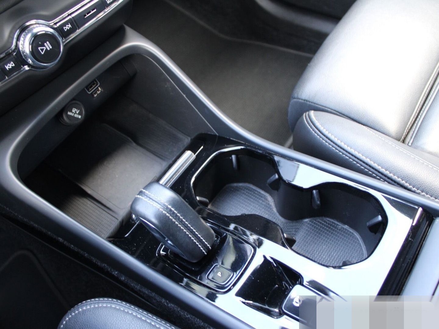 Volvo XC40 R Design 2WD ACC/LEDER/CAM/LHZ/BLIS/NAVI foto 19