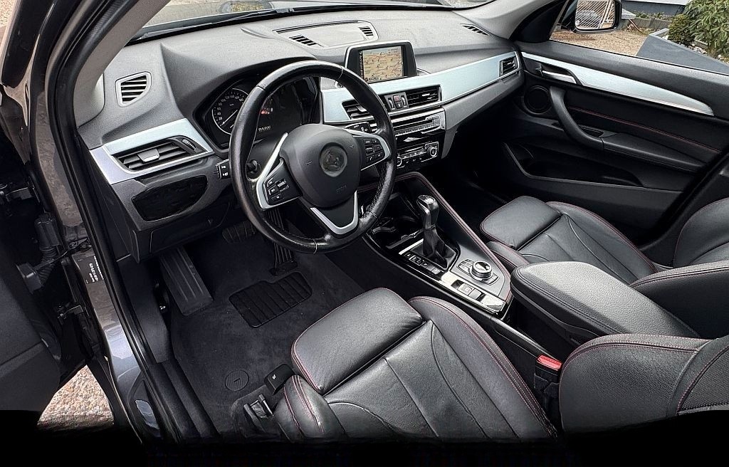 BMW X1 xDrive20i Sport Line Aut. LED Navi PDC AHK foto 14