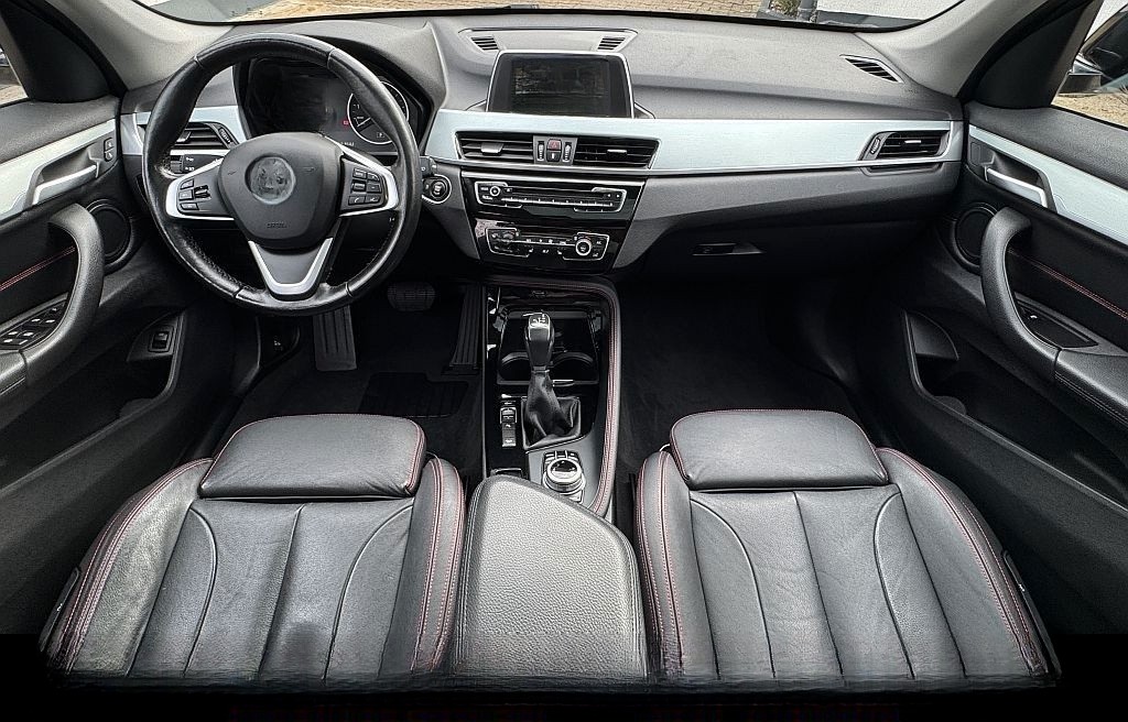 BMW X1 xDrive20i Sport Line Aut. LED Navi PDC AHK foto 3