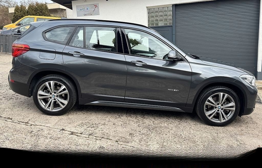 BMW X1 xDrive20i Sport Line Aut. LED Navi PDC AHK foto 4