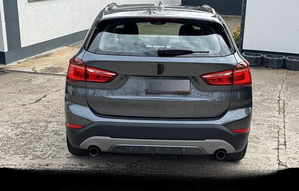BMW X1 xDrive20i Sport Line Aut. LED Navi PDC AHK foto 8