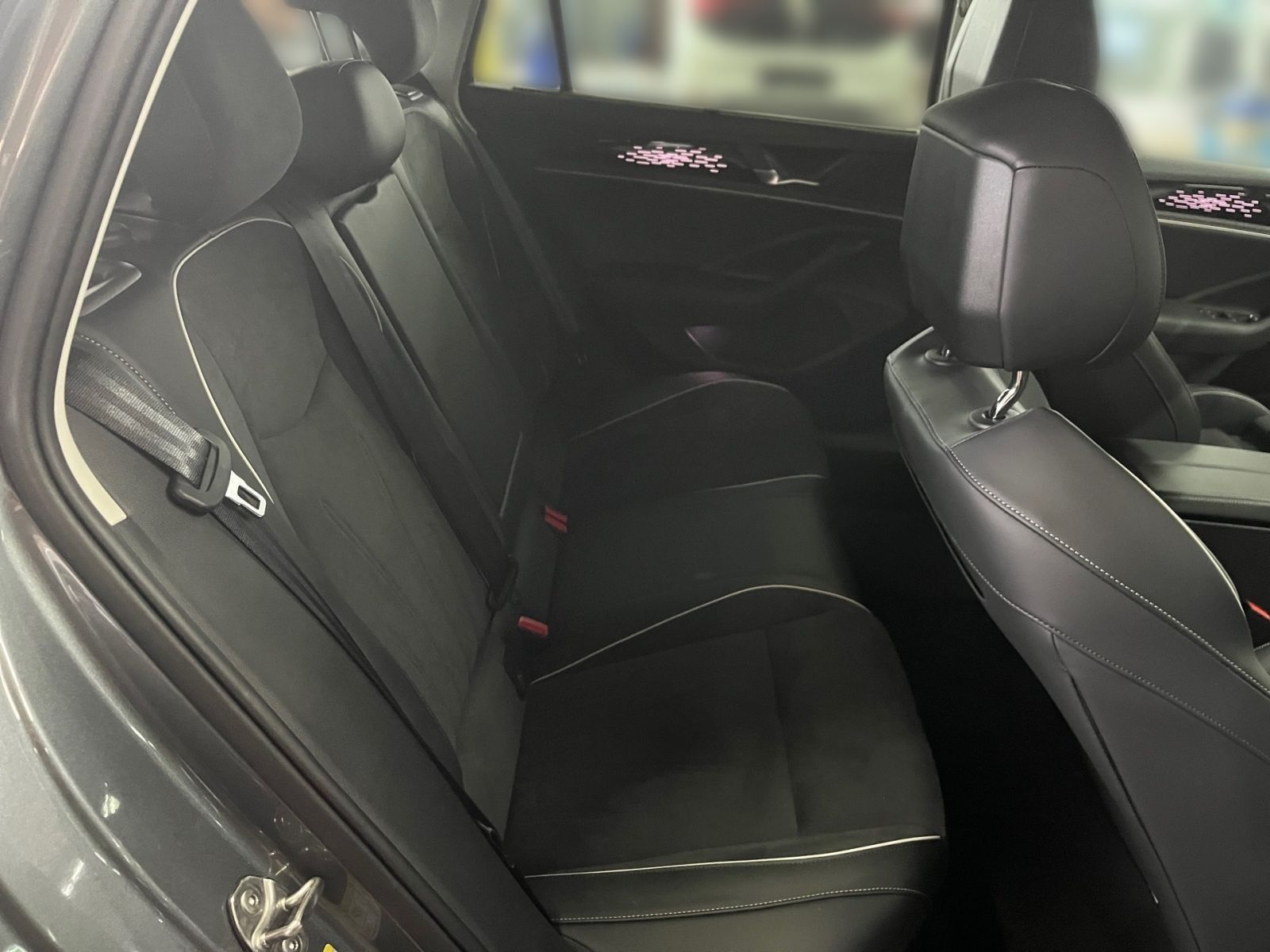 Volkswagen Passat Variant 1.5 Hybrid Elegance DSG AHK Navi foto 17