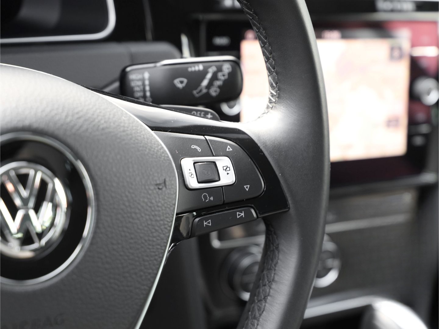 Volkswagen Golf VII R-LINE HIGHLINE TSI DSG DCC LED NAVI foto 11